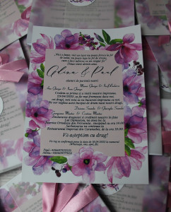 Invitație nuntă cu fontiță roz și sticker personalizat - Img 3