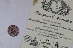 Invitație nuntă cu plic alb sidefat și sigiliu bronz - Img 2