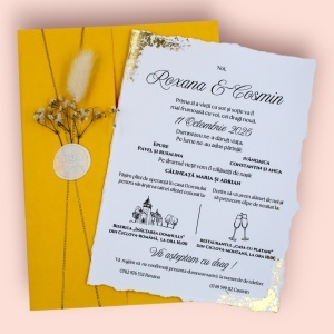 Invitație nuntă cu plic galben, foiță aurie și sigiliu alb