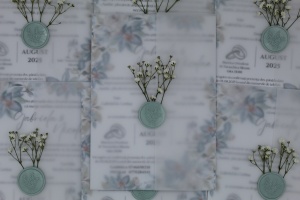Invitație Nuntă Florală cu Plic Vellum, Sigiliu Verde Mentă și Flori Presate - Img 3
