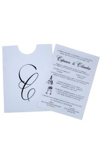 Invitație de nuntă albă, stil minimalist, personalizată cu inițială tip monogramă.