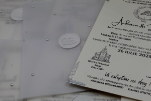 Invitație Nuntă Sidefată cu Plic Vellum, Sigiliu Alb și Perle Decorative - Img 4
