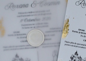 Model modern de invitație cu accente aurii