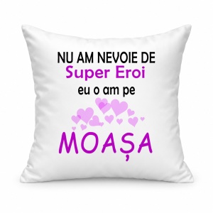Pernă personalizată Nu am nevoie de super eroi, eu o am pe moasa, model inima