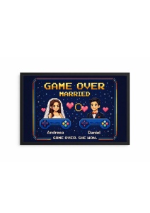 Ramă Foto Personalizată Cuplu „Game Over – Married” – Caricatură Gamer