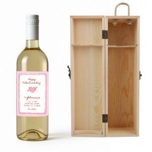 Sticlă de Vin Personalizată „Happy Valentine’s Day – 14 Februarie” cu Cutie din Lemn – Cadou Romantic