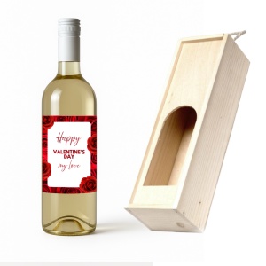 Sticlă de vin personalizată cu mesaj de dragoste și prezentare elegantă din lemn