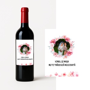 Vin personalizat cu poză pentru nașa – „Vinul și Nașa nu te trădează niciodată”. Cadoul perfect pentru o relație specială!