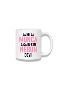 Cană ceramică 380 ml – La noi la muncă dacă nu ești nebun devii – roz