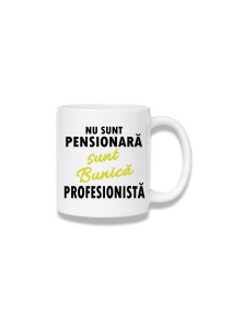 Cană ceramică 380 ml – Nu sunt pensionară, sunt bunică profesionistă