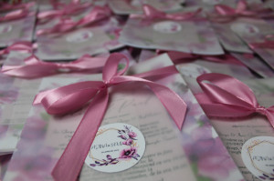 Invitație nuntă cu fontiță roz și sticker personalizat - Img 4