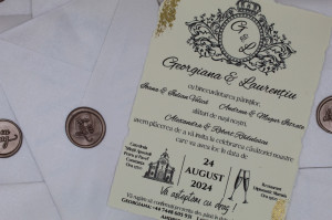 Invitație nuntă cu plic alb sidefat și sigiliu bronz - Img 3