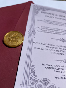Invitație nuntă cu plic roșu bordeaux sigiliu auriu - Img 2