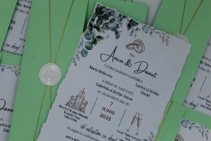 Invitație Nuntă cu Plic Verde Mentă, Sigiliu Ceară “Cu Drag” și Decor Eucalipt - Img 2