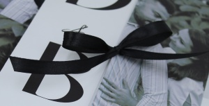 invitatie-nunta-cu-funda-neagra-si-design-vertical-modern