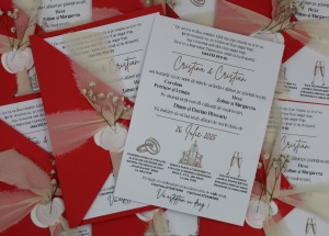 Invitație Nuntă Plic Roșu elegant cu ceară sigiliu și flori delicate - Img 1