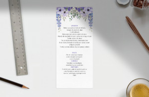 Detaliu meniu nuntă floral mov-violet, imprimat pe carton premium 240 g/m² – personalizat cu textul evenimentului și numele mirilor.