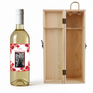 Cadou romantic: sticlă de vin personalizată cu fotografie și cutie din lemn natural.