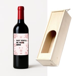 Vin personalizat Valentine’s Day cu mesaj amuzant și cutie elegantă din lemn