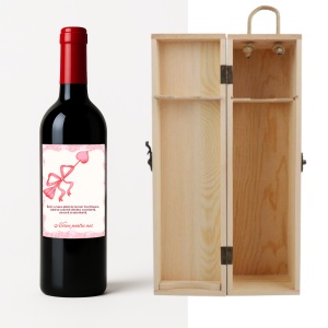 Vin roșu personalizat cu design romantic, prezentat elegant în cutie din lemn.