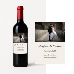 Cadoul perfect pentru aniversări speciale — vin personalizat cu fotografia voastră și un mesaj elegant. Ideal pentru a surprinde persoana iubită.