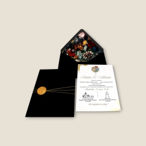 Invitație de nuntă cu plic negru și interior floral, accesorizată cu sigiliu auriu, ideală pentru nunți elegante și rafinate.