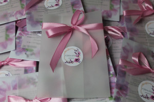 Invitație nuntă cu fontiță roz și sticker personalizat - Img 5