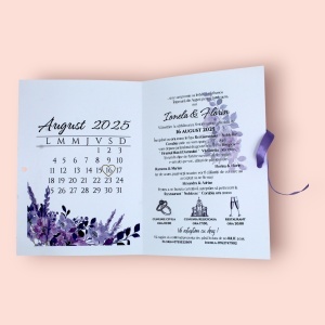 Invitație nuntă cu fundiță mov și design floral