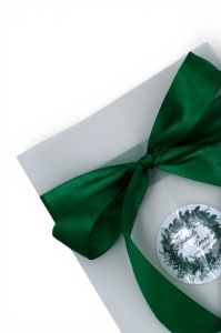 Plic pentru invitație de nuntă verde smarald, cu fundiță decorativă, realizat pentru seturi elegante de invitații.