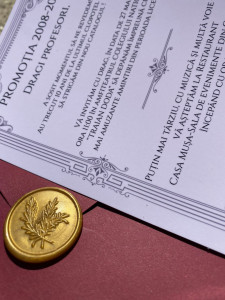 invitatie-nunta-eleganta-plic-rosu-si-sigiliu-auriu-3