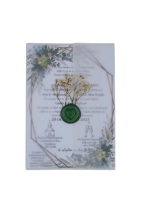 Invitație de nuntă florală cu sigiliu verde și flori uscate, cu text personalizat și decor botanic elegant.
