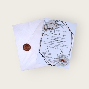 Invitație Nuntă Elegantă cu Plic Alb Sidefat, Sigiliu Bronz și Flori Crem – Design Floral Modern