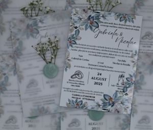 Invitație Nuntă Florală cu Plic Vellum, Sigiliu Verde Mentă și Flori Presate - Img 1