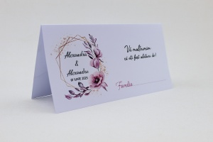 Model cu fundal ivoire și ilustrație florală delicată - Img 1