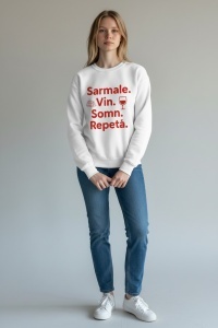Pulover de Crăciun „Sarmale. Vin. Somn. Repetă.” – model alb cu scris roșu, perfect pentru sărbători și mood-ul românesc autentic. Disponibil pe Fabricacucadouri.ro