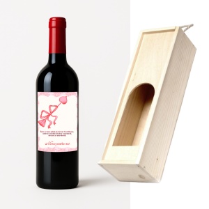 Vin alb personalizat cu design romantic, prezentat elegant în cutie din lemn.