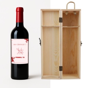 Vin personalizat cu mesaj „Premiul: Tu”, prezentat într-o cutie din lemn elegantă.