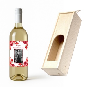 Sticlă de Vin Personalizată cu Poză Valentine’s Day – Cadou Romantic cu Trandafiri și Cutie din Lemn