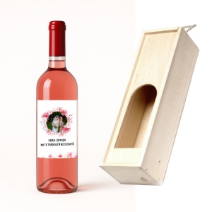 Un cadou romantic cu totul special 💖 Vin personalizat cu poză + cutie din lemn – perfect pentru aniversări și momente în doi.
