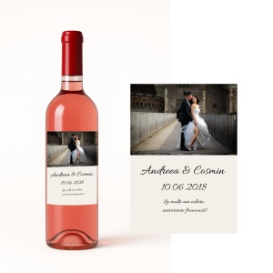 Vin Personalizat cu Fotografie – Etichetă „Andreea & Cosmin” – Cadou Elegant Aniversar / Cuplu