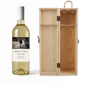 Un cadou care spune povestea voastră ❤️ Vin personalizat cu poză, nume și dată – perfect pentru aniversări și momente speciale.