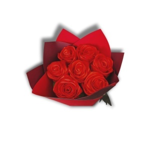 Buchet trandafiri roșii din satin, aranjament floral elegant și simplu