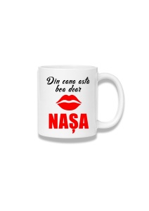 Cană ceramică 380 ml – Din cana asta bea doar nașa – buze roșii