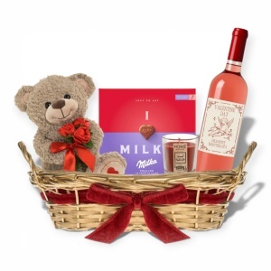 Coș Cadou Romantic pentru Ea cu Vin Personalizat și Ursuleț