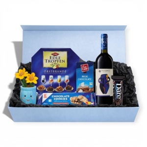 Cutie Cadou Premium cu Vin Roșu, Ciocolată și Jucărie Florală – Cadou Elegant pentru Ea sau El
