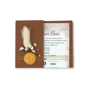 Invitație de botez personalizată, realizată manual, cu ursuleț și sigiliu de ceară – un design elegant pentru un eveniment de suflet.