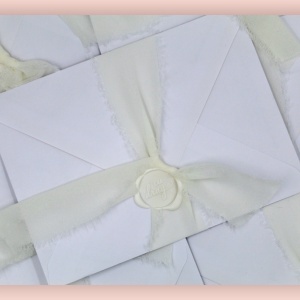 invitatie-eleganta-cu-foita-aurie