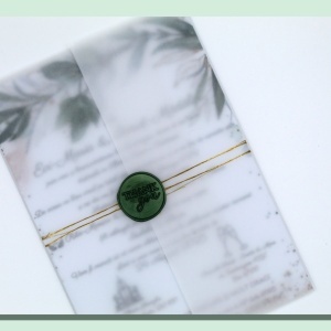 invitatie-nunta-verde-smarald-cu-plic-calc-snur-auriu-design-modern-fabricacucadouri