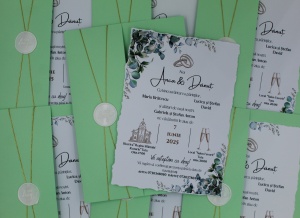 Invitație Nuntă cu Plic Verde Mentă, Sigiliu Ceară “Cu Drag” și Decor Eucalipt - Img 1
