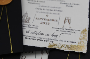 Invitație elegantă cu accente aurii și plic negru